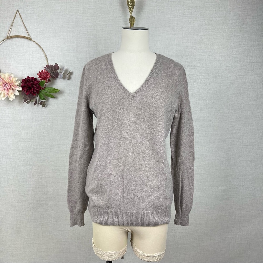 C by Bloomingdales 100% 2 Ply Cashmere V-neck Soft Cozy Sweater Medium